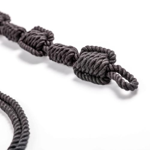 What are the benefits of using a pre-tied armbinder in BDSM play?