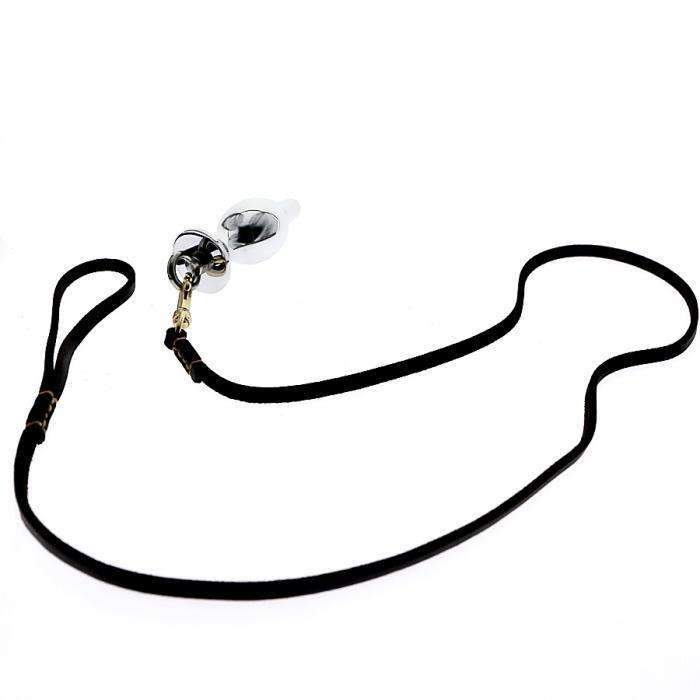 Does the leash detach easily from the plug?