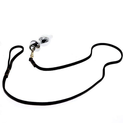 Does the leash detach easily from the plug?
