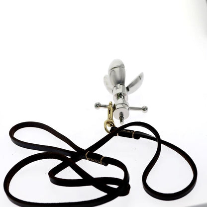 What size plug comes in the leash kit?